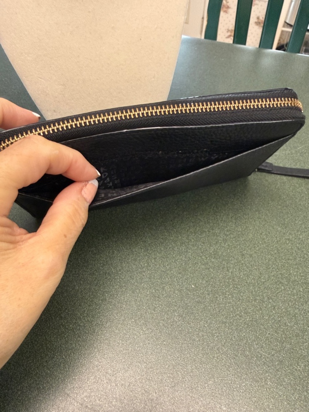 kate spade black pebbled leather zip-around wallet with gold plaque - Picture 3 of 7